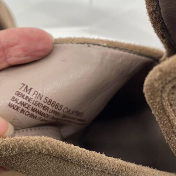 Hinge BP Barris Suede Stacked Heel Pull-On Ankle Bootie Cut-Out Taupe 7‎ - Picture 14 of 15